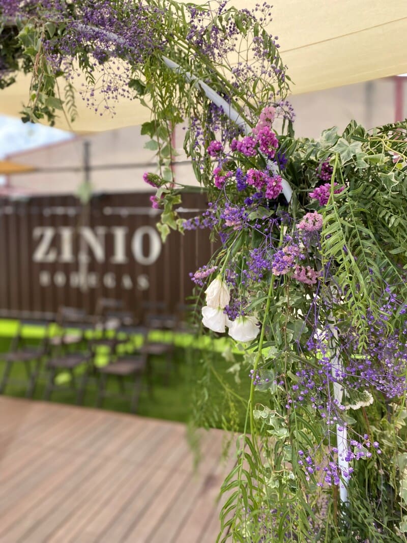 Celebrar bodas en Logroño, La Rioja. Espacio de ZINIO BODEGAS. Bodas civiles y jardines para bodas en un lugar privilegiado rodeados de viñas y naturaleza.