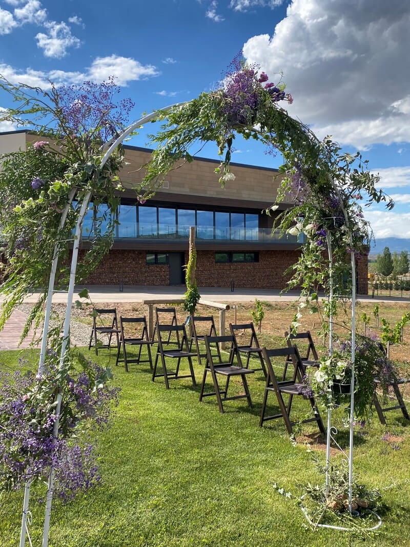 Bodas civiles en Logroño o cerca de Logroño. En Zinio Bodegas podras personalizar tu boda al aire libre, decorando casa espacio de la forma más especial.