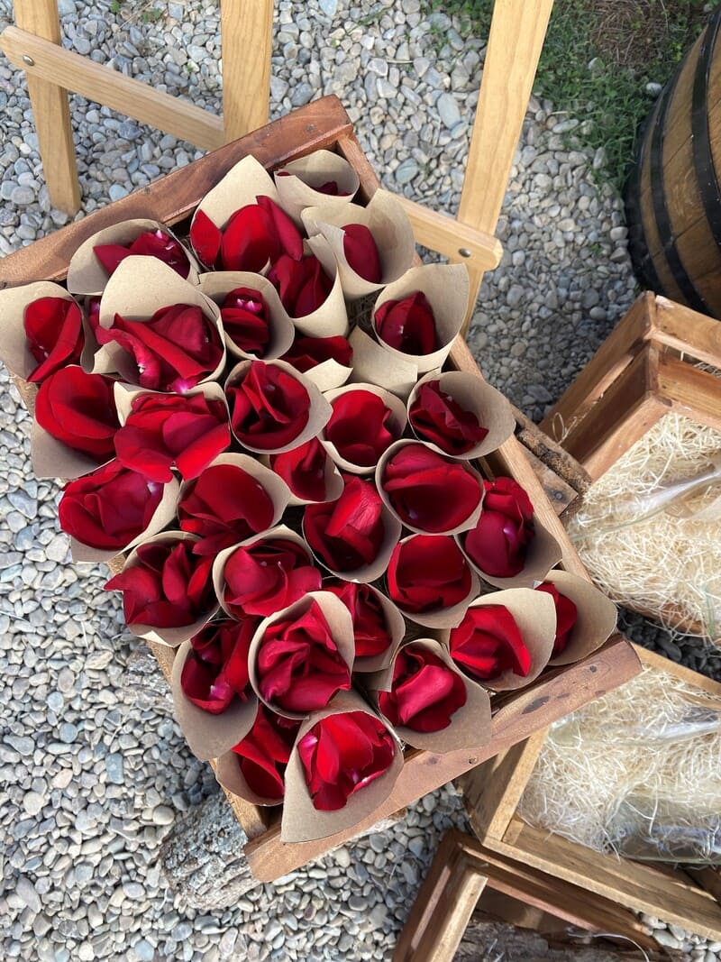 Conos de petalos rojo para bodas civiles. Decoracion rústica y campestre para celebrar bodas en bodegas riojanas.