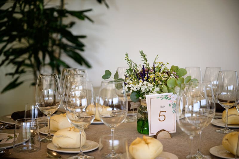 Detalle florar y número de mesas para bodas. Personaliza la decoración del salón el día de tu boda con ZINIO BODEGAS.